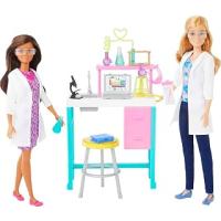 Barbie® Bilim Laboratuarı Oyun Seti | 2 moda bebek, 10+ bilimsel aksesuar ve daha fazlası, 3 yaşından itibaren, HJY95