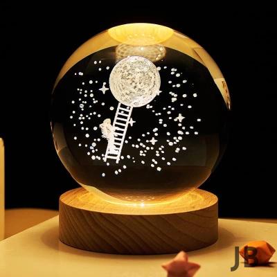 Dekoratif Merdiven Astronot Tasarımlı Ahşap Altlıklı Işıklı Cam Küre Büyük Boy Cam:8cm Ahşap:2cm
