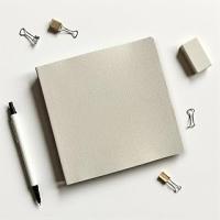 Fark Tanıtım Defter, Noktalı Not Defteri – PU Deri Not Defteri – 16,5x16,5 cm, 96 Yaprak (192 Sayfa), 90 gr Ivory Kağıt, Esnek Kapak, Ofis ve Kırtasiye (Kırık Beyaz)