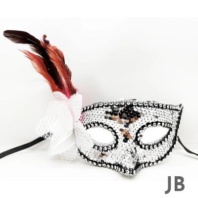 Gümüş Renk Yandan Tüylü Güllü Gümüş Taşlı Pullu Maske 20x22 Cm