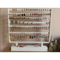 HouseTrend Küpe Standı ve Takı Organizeri – Metal Küpe Askısı ve Mücevher Düzenleyici – Sallantılı, Halka ve Vidalı Küpeler İçin Dekoratif Masaüstü Takı Tutucu Sergileme Standı - Earring Holder