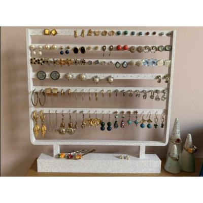 HouseTrend Küpe Standı ve Takı Organizeri – Metal Küpe Askısı ve Mücevher Düzenleyici – Sallantılı, Halka ve Vidalı Küpeler İçin Dekoratif Masaüstü Takı Tutucu Sergileme Standı - Earring Holder