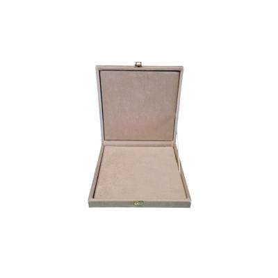 Lüks Kadife Takı Kutusu, Mücevher ve Tesbih için, Desenli Kadife Kaplama, Kilitli, Premium Hediye Kutusu (BEYAZ, 17X17)