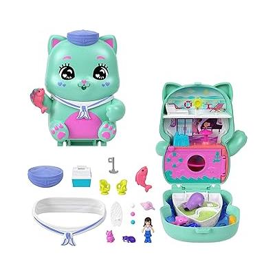 POLLY POCKET™ KEDİCİK YELKENDE™ Mikro Oyun Seti Polly Pocket Kedicik Yelkende mikro oyun seti, 1 mikro bebek ve evcil kediler, yiyecek ve stil aksesuarlarının yer aldığı seyahat oyuncağı JCR37